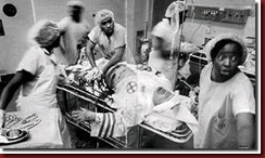 Medico negro salvando um membro da Kun Kus Klan Medico negro salvando um membro da Kun Kus Klan
