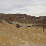 O topo escuro é lava - 20 Mule Team Canyon -   Death Valley NP - Califórnia, EUA