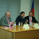 Alcalde entrega obsequio al presentador.