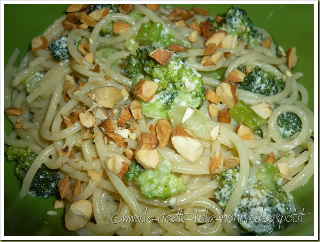 Spaghetti con broccoli, panna e mandorle salate (14)