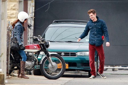 Mary Jane Meets Peter Parker in The Amazing Spider-Man 2 Set Footage 01