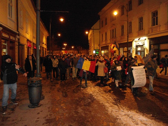 Luni, la ora 18.00 sibienii vor continua protestele in Piata Mare