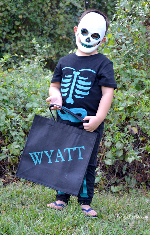 #DIY Halloween Costume - Skeleton Costumes by www.poofycheeks.com