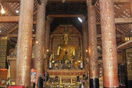 Temples of Laos: Buddha statuie in Luang Prabang