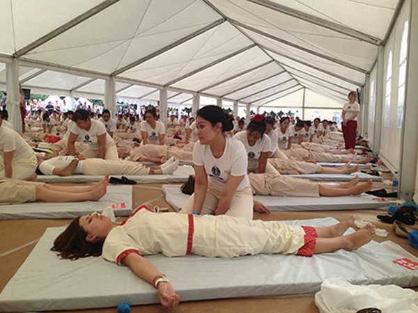 9- Maior aula de massagem 9- Maior aula de massagem