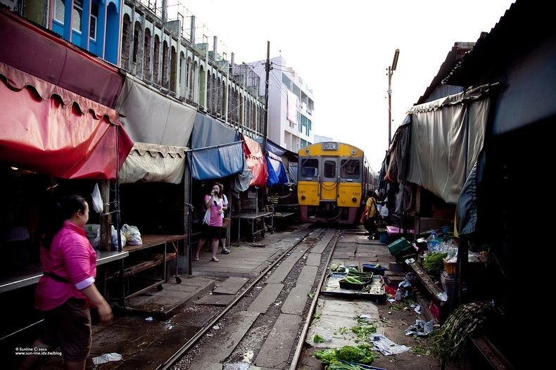 maeklong-railway-market-5