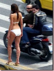 motoristas mirando chica en bikini