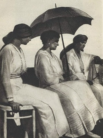 1918_Alexandra_with_Olga_and_Tatiana,_last_photoLa última foto tomada a Alexandra Feodorovna –con sus hijas Olga y Tatiana-