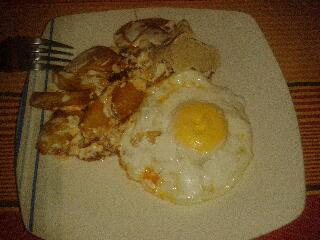 Huevos con chorizo y papas