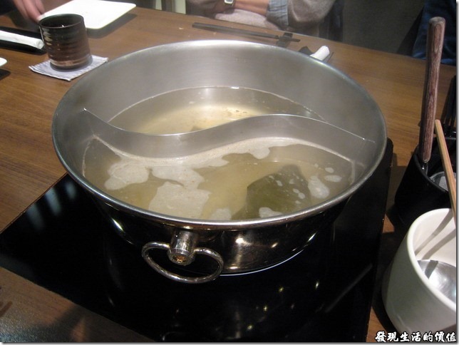台北新光三越-紅豆食府●壽喜燒。鍋物－日本昆布湯鍋，我們這邊因為有人不吃牛肉，所以採用鴛鴦鍋。