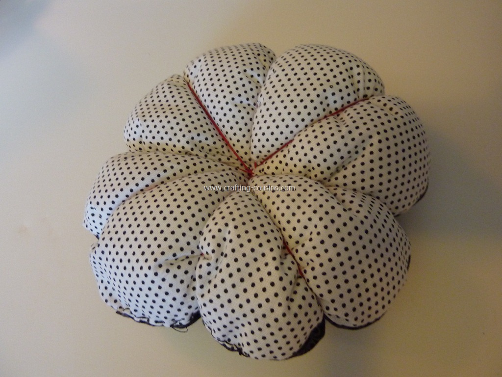 [Sew%2520your%2520own%2520flower%2520pincushion%2520tutorial%2520from%2520the%2520Crafty%2520Cousins%2520%252835%2529%255B3%255D.jpg]
