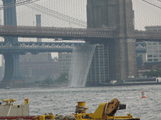 布魯克林橋下的人工瀑布