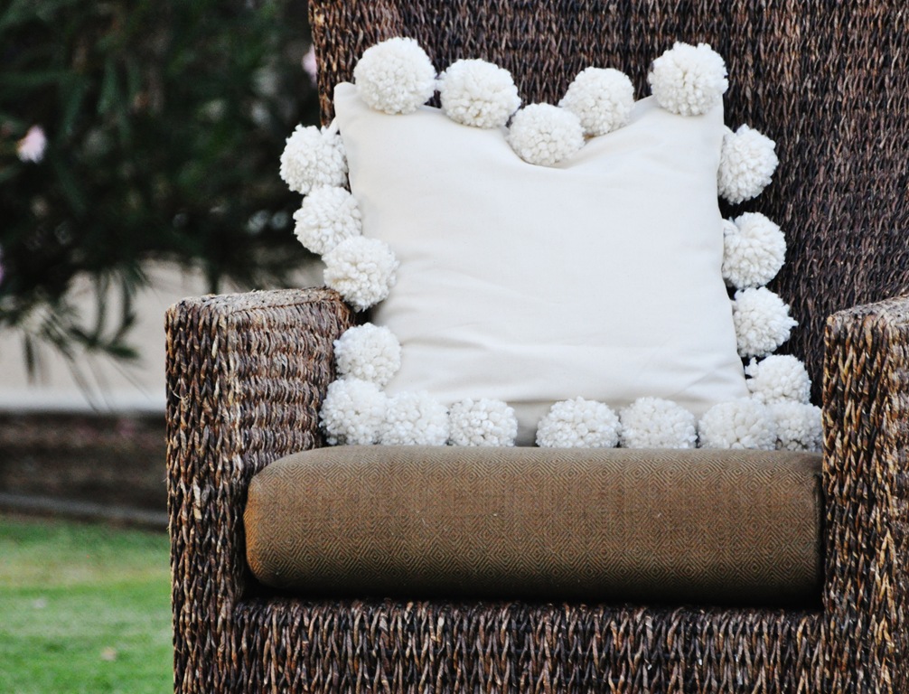 [mondopompompillow0682.jpg]