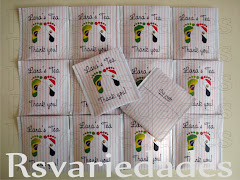 Sachê de chá
    : R$2,00 unid (min.30 unids).
    : Cento= R$180,00.
    : Sabores camomila, erva-cidreira ou chá preto.
    : Pode-se optar na escolha de mais de um sabor (min. 20 unids por sabor).
    : Personalização feita através de etiqueta personalizada e não por impressão na embalagem. O sachê já vem com o saquinho dentro.
    : Criamos uma etiqueta personalizada que colamos por cima de um sachê comum que encontramos no supermercado do tipo que já vem lacradinho na lateral. 
    : Assim o conteúdo fica preservado.