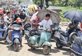 [residents%2520in%2520Imphal%2520stand%2520in%2520queue%2520for%2520Petrol%255B3%255D.jpg]
