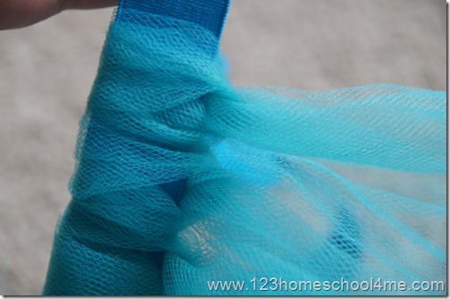 How to Make a Disney Frozen No Sew Elsa Costume for Kids How to Make a Disney Frozen No Sew Elsa Costume for Kids