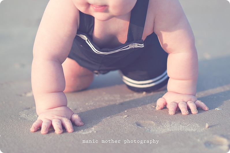 baby-crawling-beach