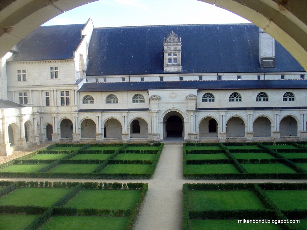 [20051207%2520-%25202%2520Abbaye%2520Royale%2520de%2520Fontevaud%2520%25288%2529%255B4%255D.jpg]