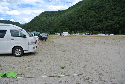 お昼過ぎに到着。ほとんどの人は渋滞に填まっている模様。