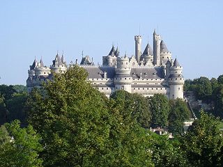 [320px-Chteau_de_Pierrefonds_vu_depui%255B2%255D%255B1%255D.jpg]