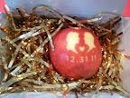 The sun-tattooed apples really amazed us. Here you can see how festively they were given to guests, in gable boxes filled with metallic shred.