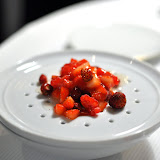 Le plat est annoncé comme sirop à la vanille bourbon : cocktail de fraises des bois, de Plougastel...
Oui, cest bien le sirop à la vanille versé sur les fruits rouges la vedette de ce dessert. Un goût de vanille profond et envoûtant, et le sirop sucre très légèrement le tout. Wow.