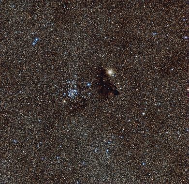 aglomerado estelar NGC 6520 e a nuvem escura Barnard 86