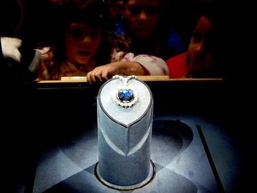 [600px-Hope_Diamond_Smithsonian%255B2%255D.jpg]