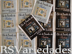 Sachê de chá
    : R$2,00 unid (min.30 unids).
    : Cento= R$180,00.
    : Sabores camomila, erva-cidreira ou chá preto.
    : Pode-se optar na escolha de mais de um sabor (min. 20 unids por sabor).
    : Personalização feita através de etiqueta personalizada e não por impressão na embalagem. O sachê já vem com o saquinho dentro.
    : Criamos uma etiqueta personalizada que colamos por cima de um sachê comum que encontramos no supermercado do tipo que já vem lacradinho na lateral. 
    : Assim o conteúdo fica preservado.