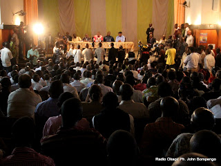 Des opposants congolais le 13/12/2011 dans la salle Fatima à Kinshasa, lors d'une réunion contre des résultats de la présidentielle de 2011 en RDC. Radio Okapi/ Ph. John Bompengo