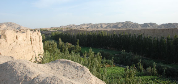 Turfan - Ruines de Jiaohe vue sur vallée et montagne