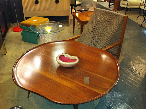 This wood coffee table is perfectly designed. And I like the yarn chair positioned next to it.