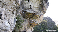 Precariamente sujetas repisas donde los ataúdes gozan de preciosas vistas al valle.