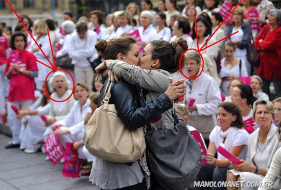 Espanto em Ver 2 Mulheres se Beijando
