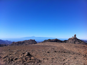 Paisaje lunar con el Roque Nublo retando al Teide