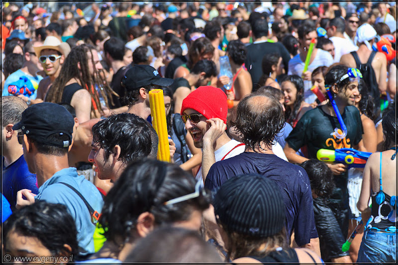 il/Настоящее мочилово в центре Тель Авива (20110701 ta water war 072 6843)