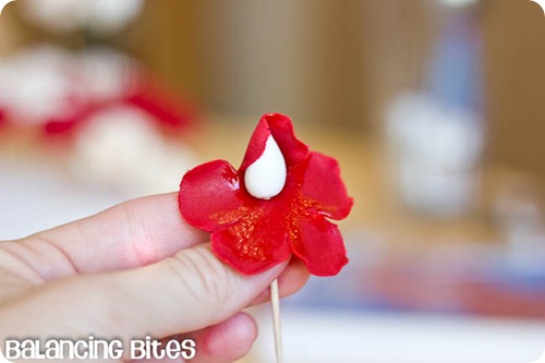 How to make small gumpaste roses (24)