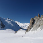 En tout petit au centre on distingue le refuge des Cosmiques sur son promontoire