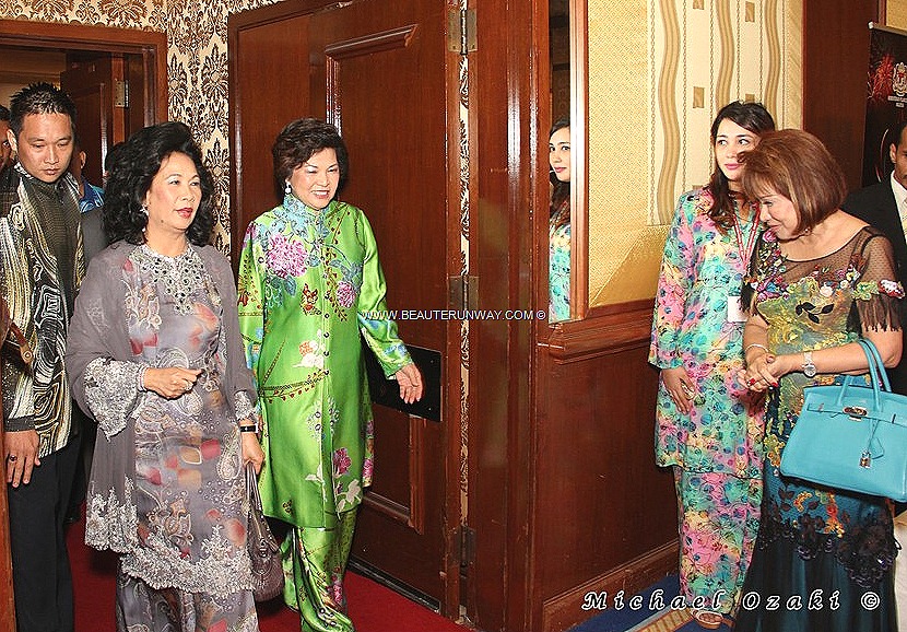[JIMMY%2520CHOO%2520COUTURE%2520SHOE%2520DESIGNER%2520THE%2520QUEEN%2520TOURISM%2520MINISTER%2520MALAYSIA%2520INTERNATIONAL%2520SHOE%2520FESTIVAL%25202012%2520KUALA%2520LUMPUR%2520FASHION%2520SHOW%255B21%255D.jpg]