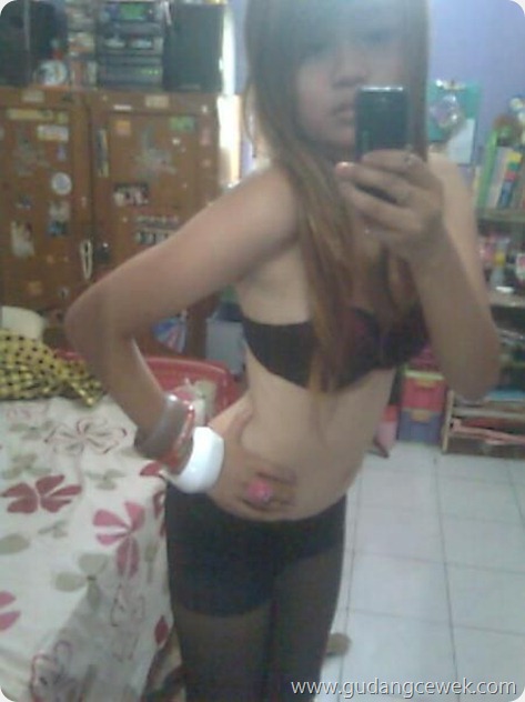 Kumpulan Cewek Sexy Narsis Depan Cermin || marimaju.net