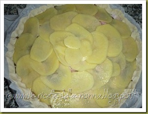 Torta salata con prosciutto cotto, funghi, mozzarella e patate (8)