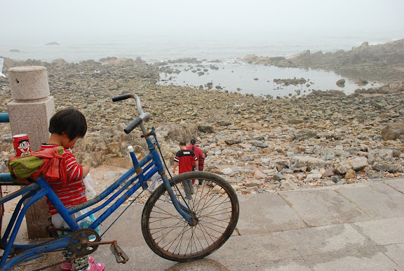 Qingdao - Enfant au vélo sur la plage
