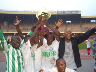  – Quelques joueurs du DCMP brandissant la coupe du Congo de l'édition 2009, gagnée à Bukavu