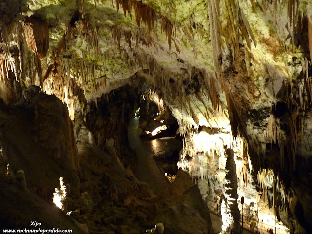 Interior-cueva-Postjona-Eslovenia.JPG