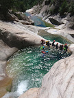 La vasque suspendue au milieu du canyon. Vue du saut de 5m.