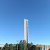 De longe, a torre do Olympic Stadium.