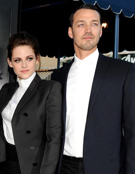 Atriz Kristen Stewart eo diretor Rupert Sanders na premier dos filmes A Branca de Neve eo Caçador.