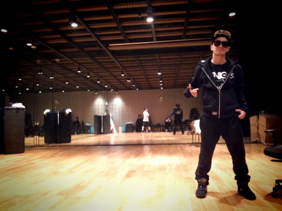 Tae Yang - YG Dance Studio - 14dec2011 - 02.jpg