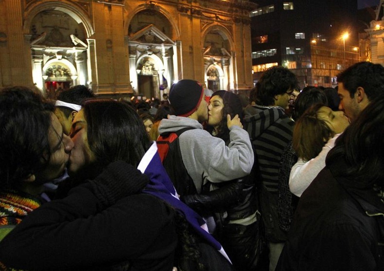 kissing-protest-13 kissing-protest-13
