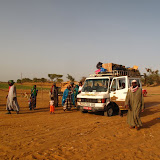 Arrivée à Djenné en taxi-brousse, tout le monde descend pour prendre un bac afin de traverser une petite rivière